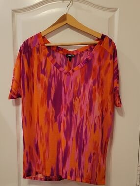 Express V-Neck Short Sleeve Top in Orange & Purple Abstract